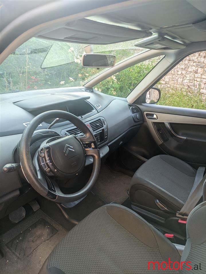 2011' Citroen C4 Grand Picasso photo #3