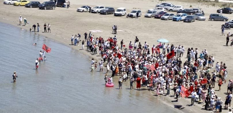 Pas heqjes se gardhit metalik, Rama provokon protestuesit: Revolucionarë, mos i bëni për të qarë flamingot duke ua zhvirgjëruar plazhin me makinat tuaja