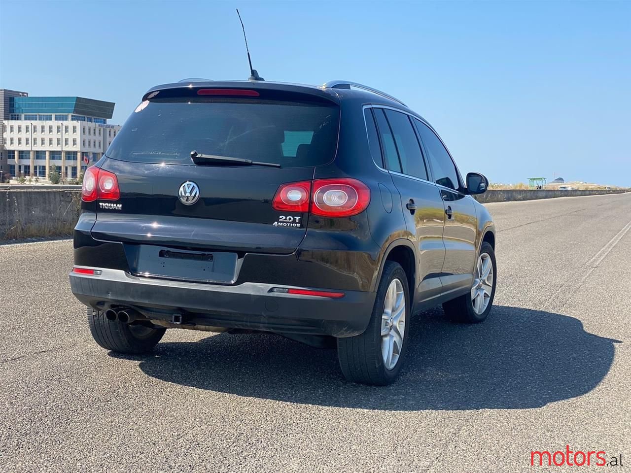 2011' Volkswagen Tiguan photo #4