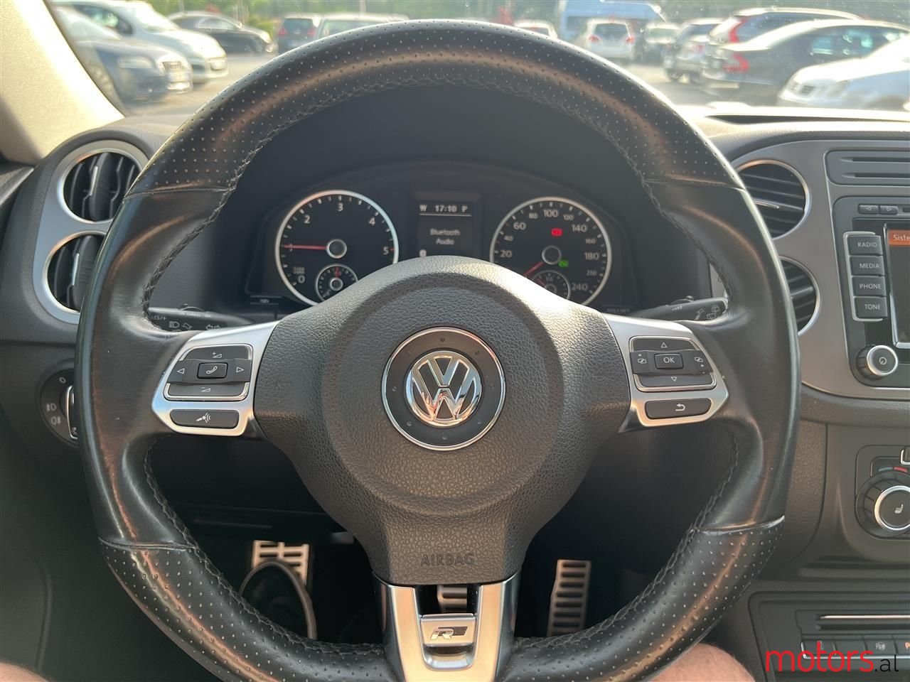 2010' Volkswagen Tiguan photo #2