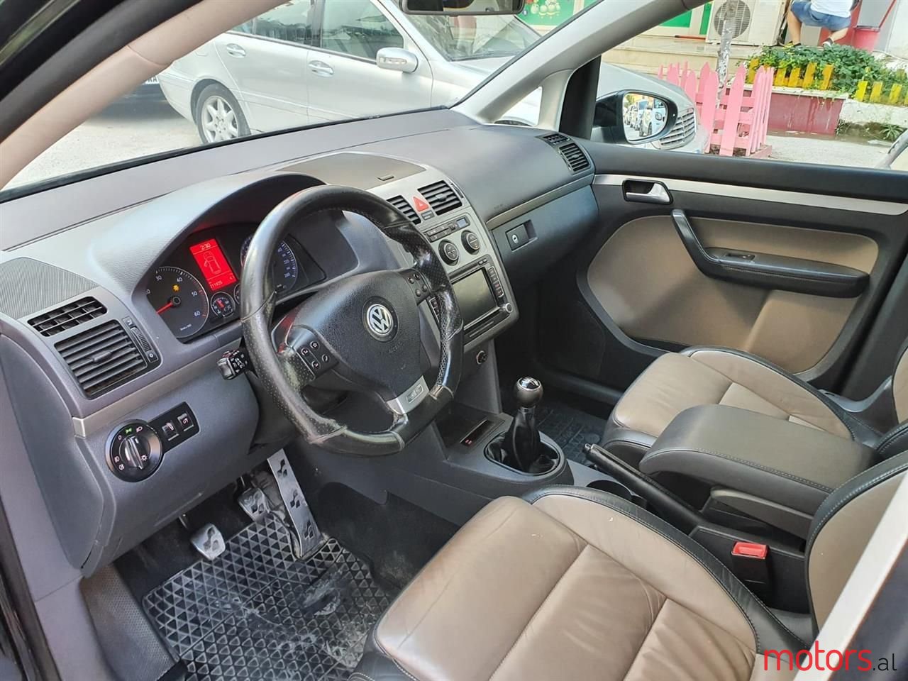 2009' Volkswagen Touran photo #6