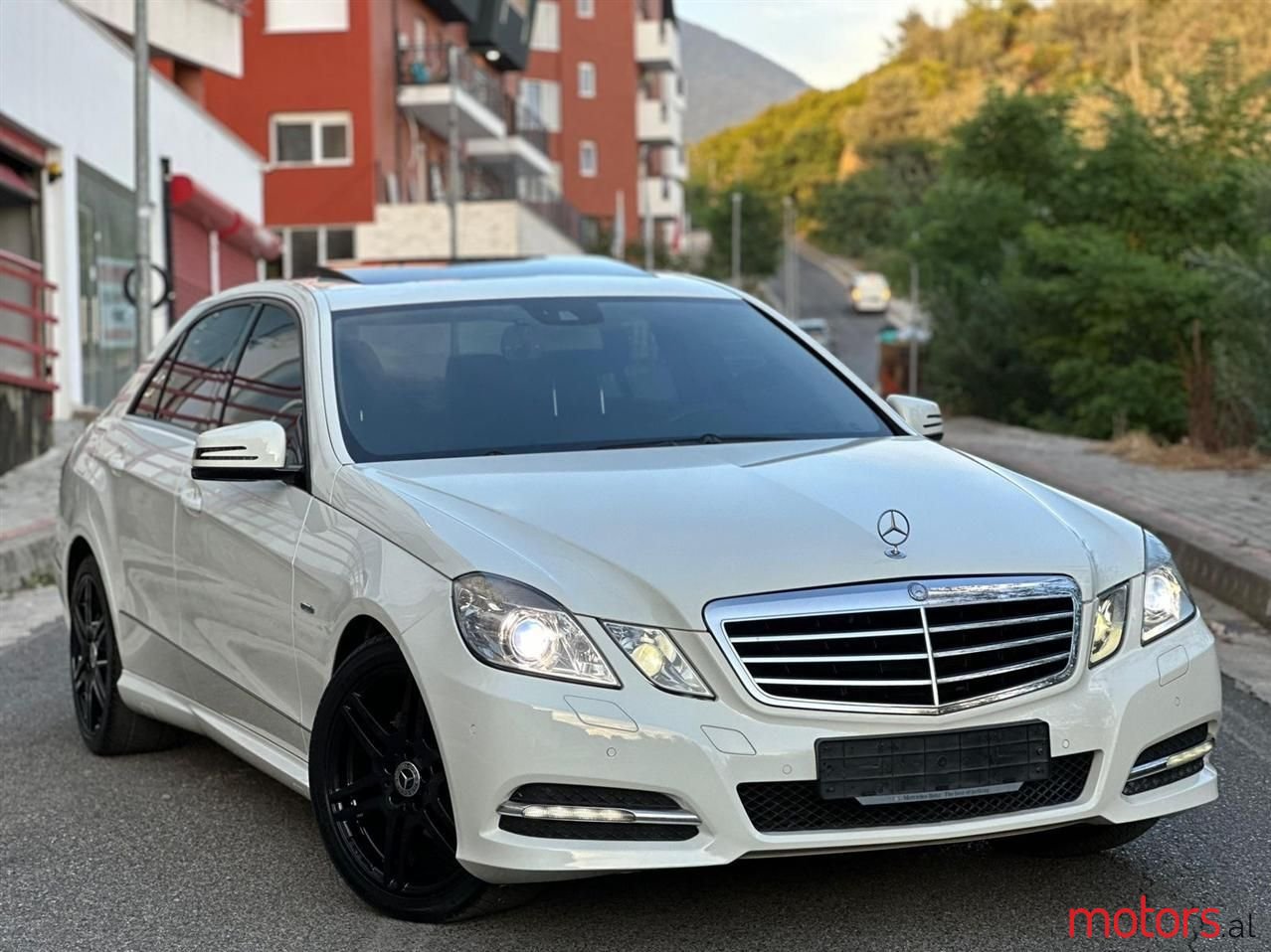 2011' Mercedes-Benz E 220 photo #1