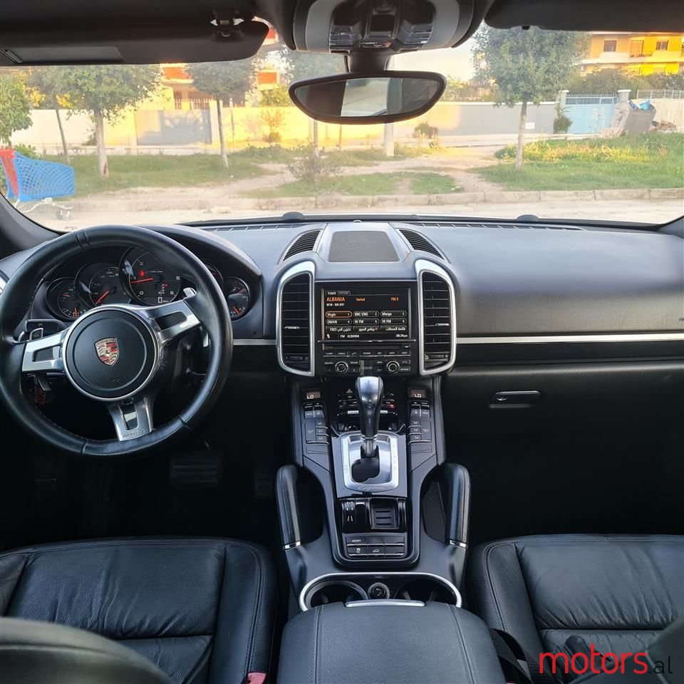 2012' Porsche Cayenne photo #2