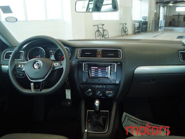 2017' Volkswagen Jetta photo #2