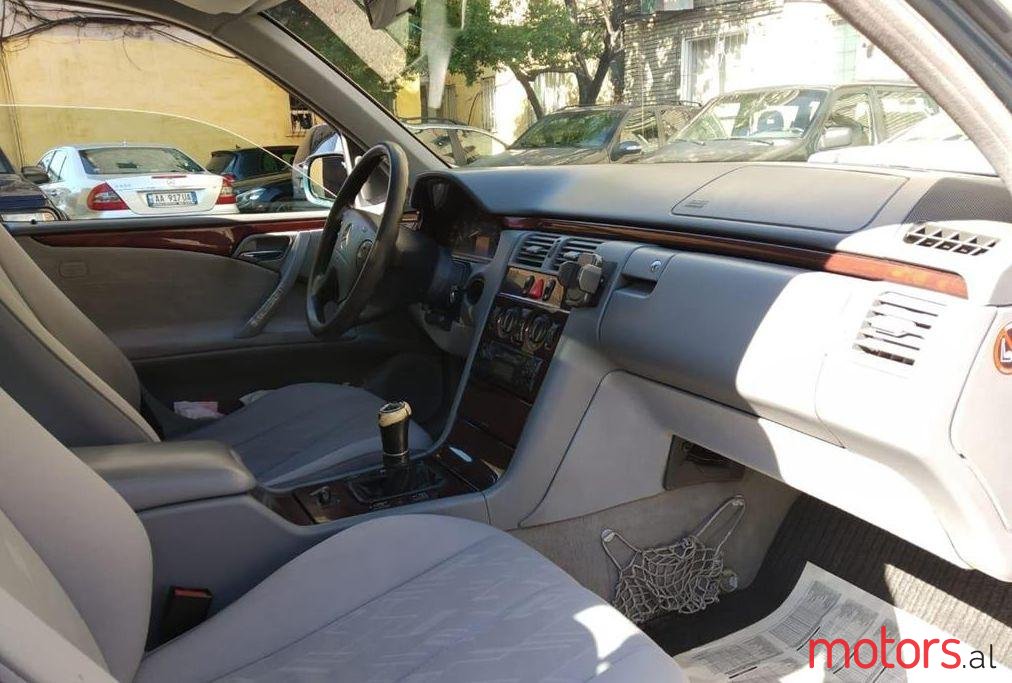 2000' Mercedes-Benz E 220 photo #1