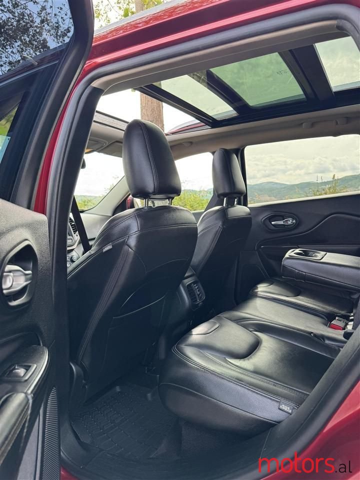 2017' Jeep Cherokee photo #5