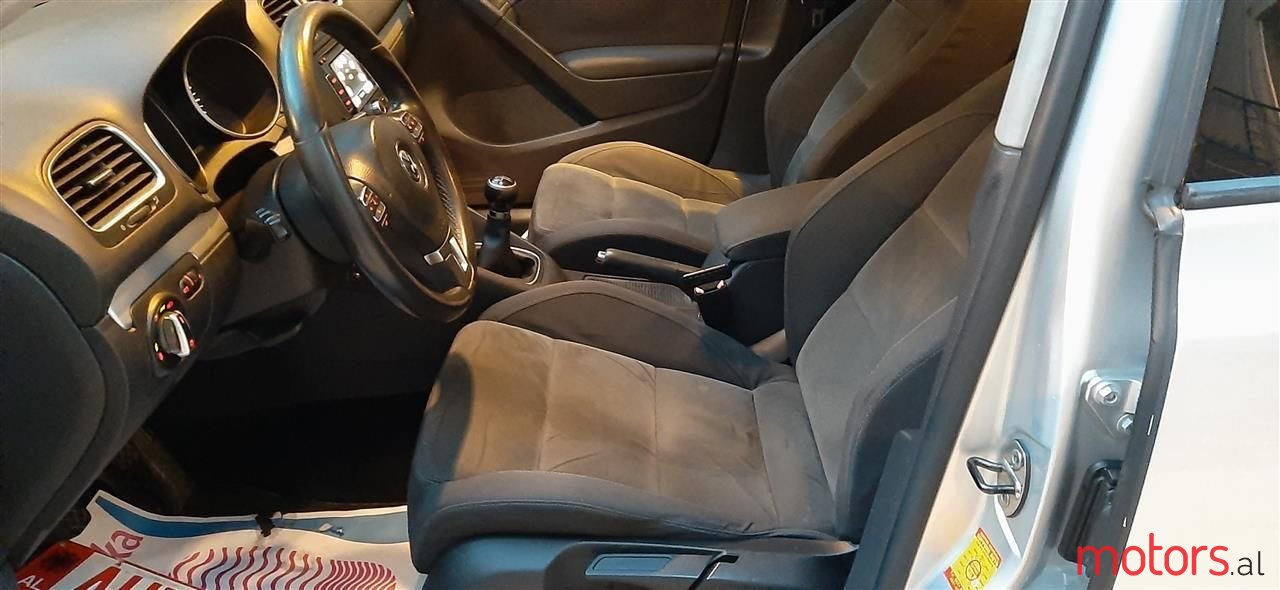 2011' Volkswagen Golf photo #6