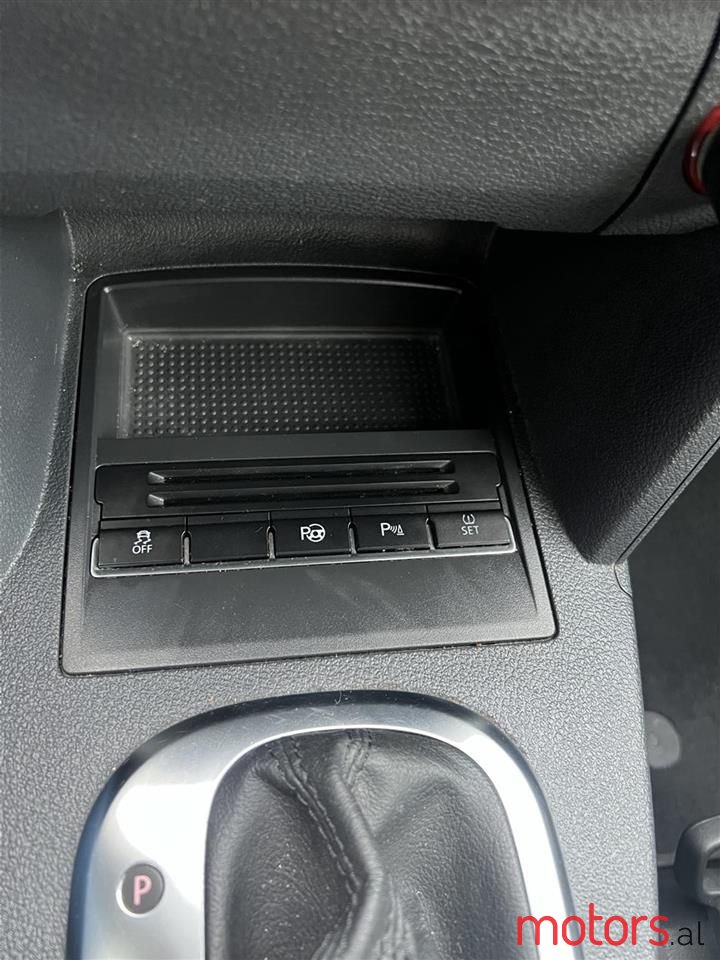 2011' Volkswagen Touran photo #6