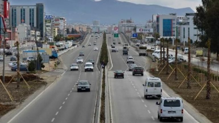 Shiu shtyn punimet në aksin Tiranë-Durrës, çfarë duhet të dinë shoferët