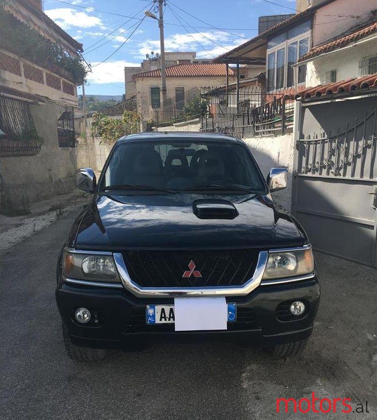 2004' Mitsubishi Pajero photo #1