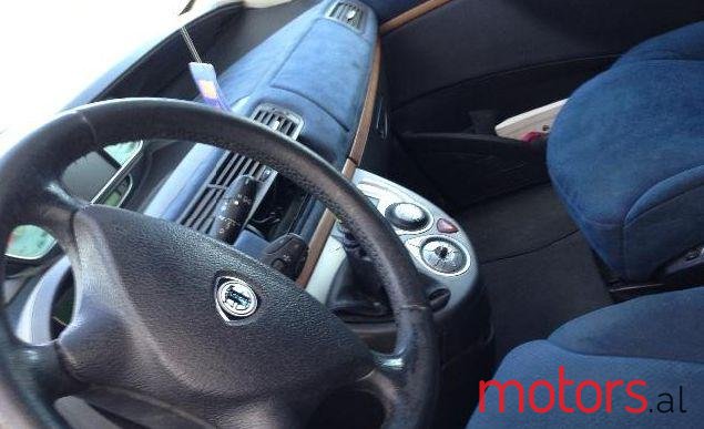 2004' Lancia Phedra photo #1