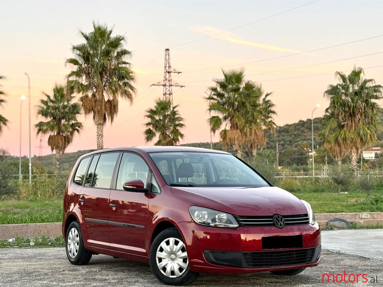 2011' Volkswagen Touran photo #1