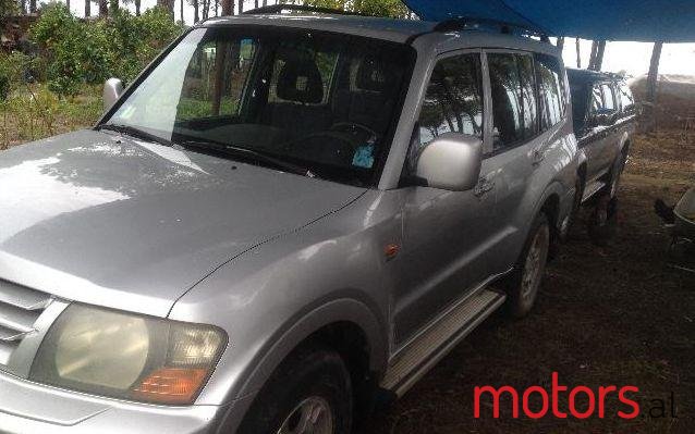 2002' Mitsubishi Pajero photo #1