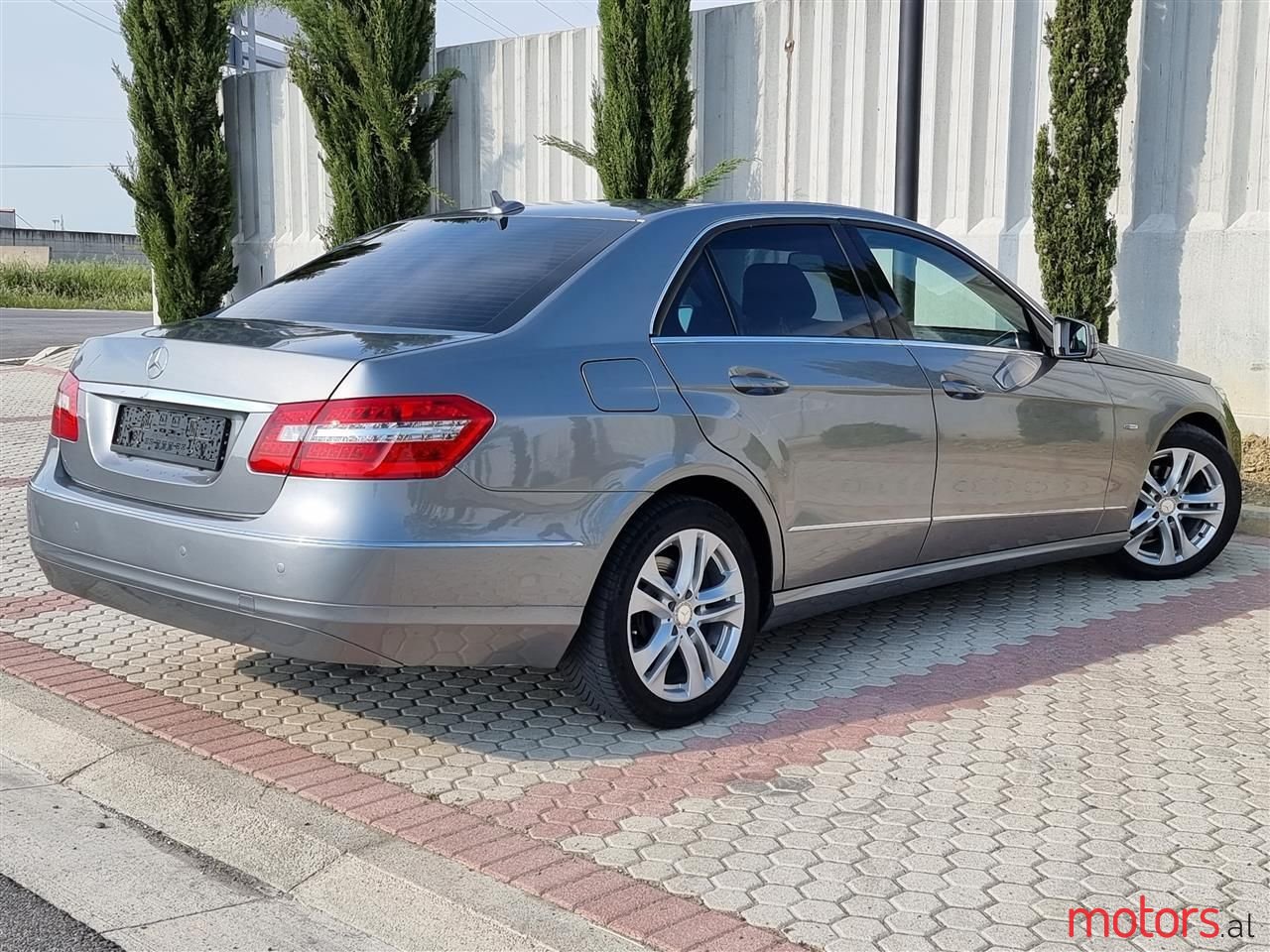 2011' Mercedes-Benz E 220 photo #2