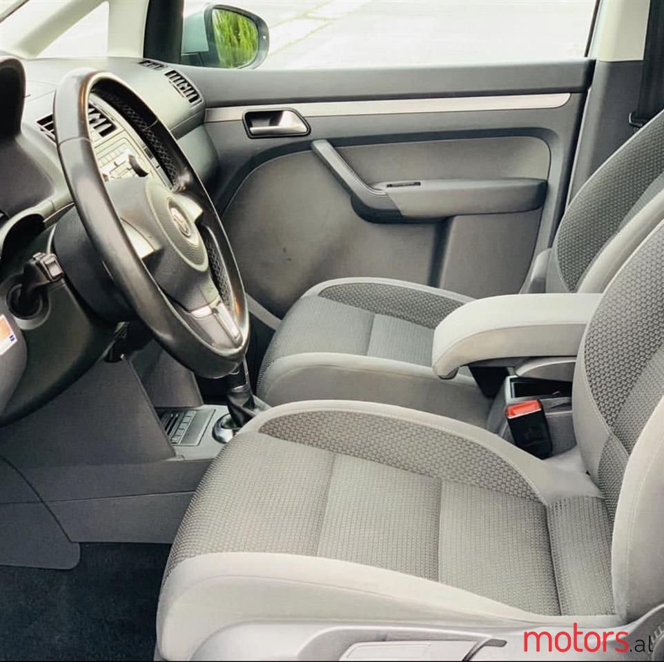 2011' Volkswagen Touran photo #5