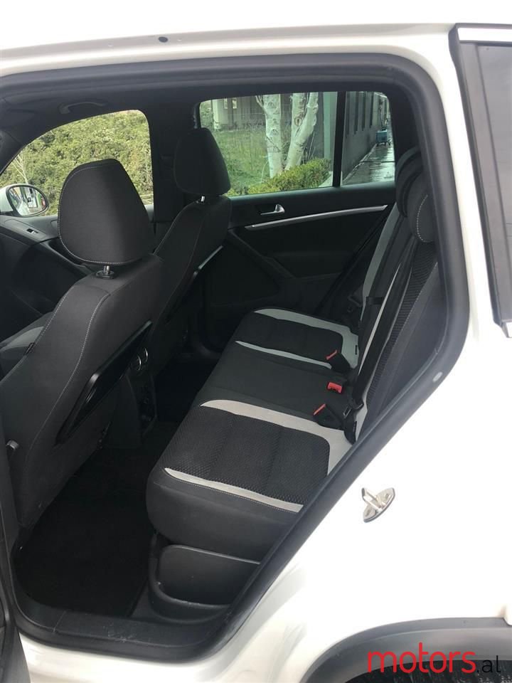 2015' Volkswagen Tiguan photo #5