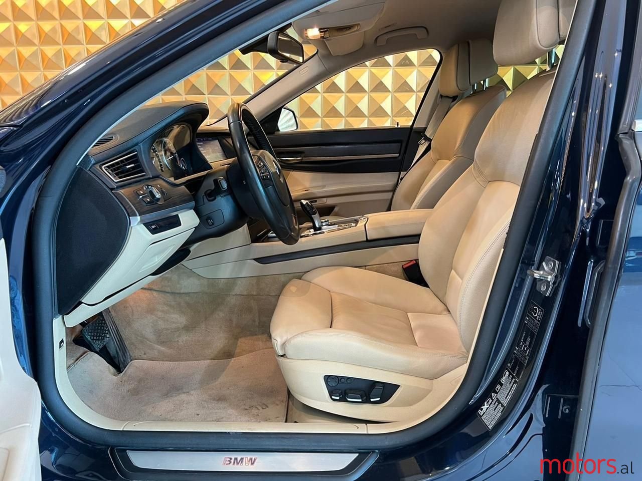 2013' BMW 740 photo #6