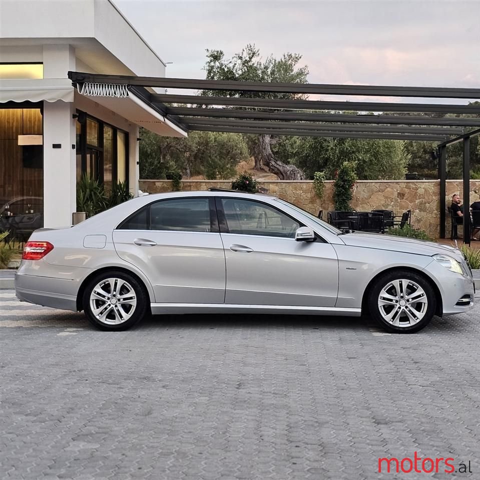 2011' Mercedes-Benz E 220 photo #6
