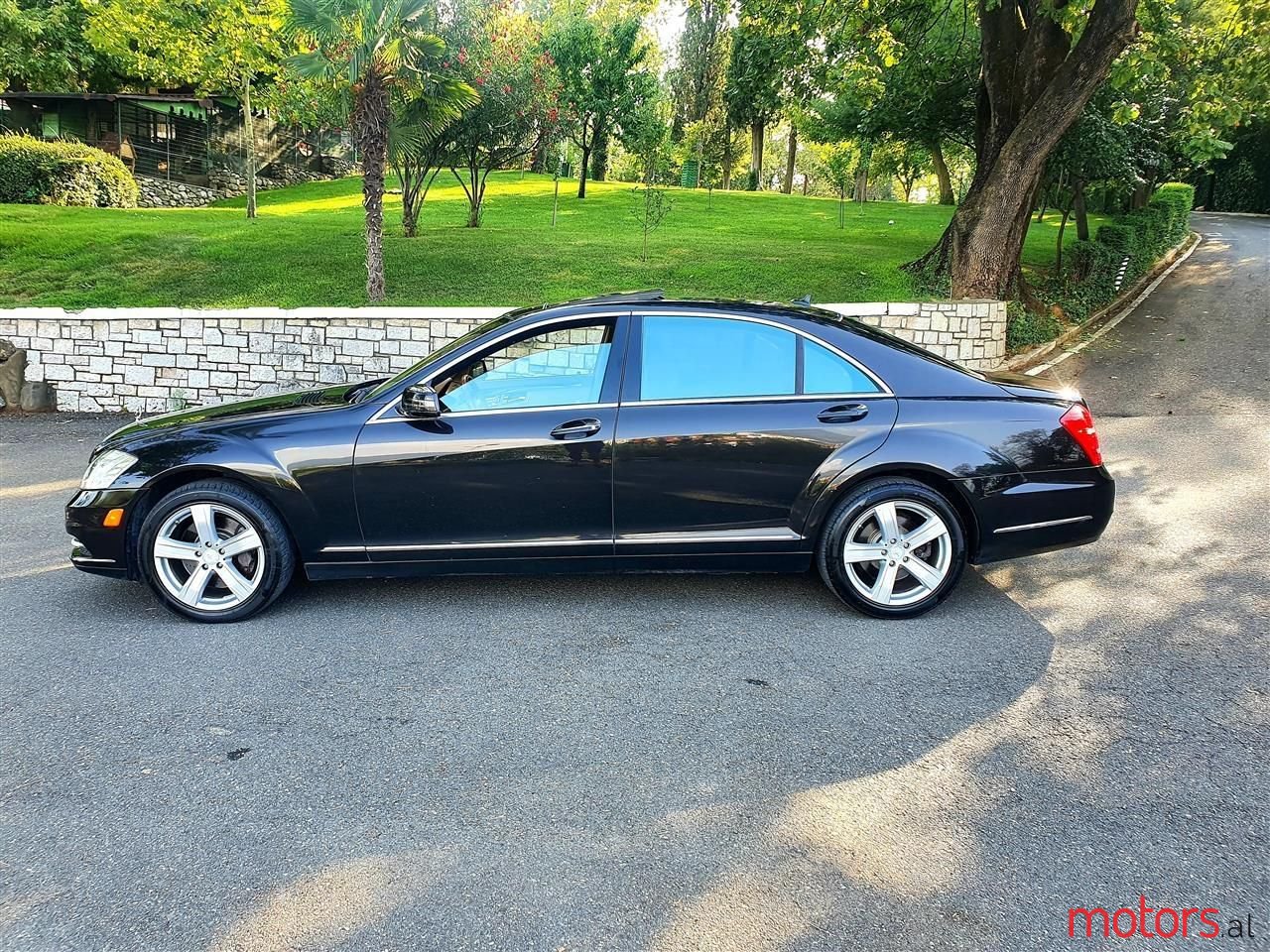 2011' Mercedes-Benz S 550 photo #3