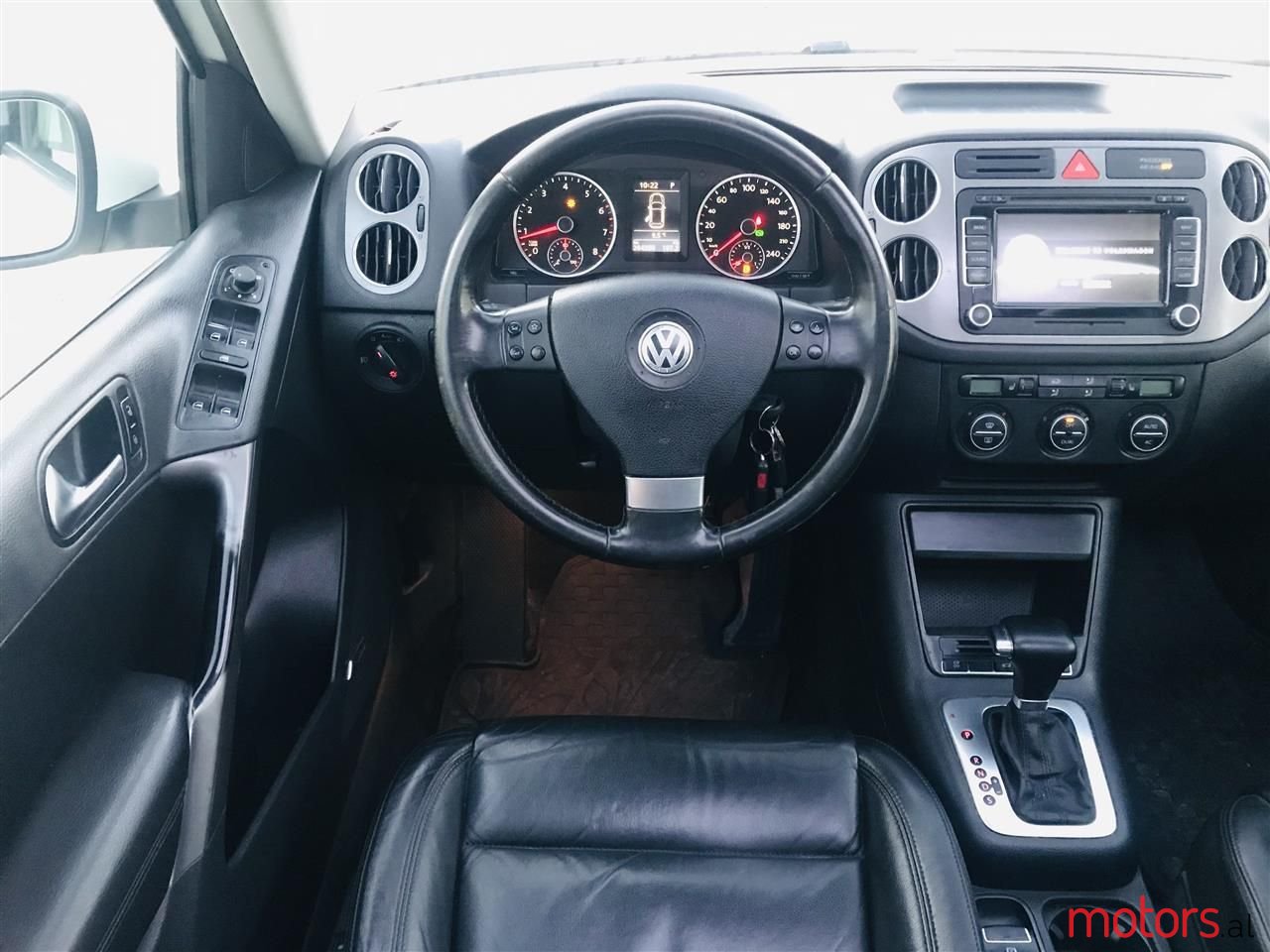 2010' Volkswagen Tiguan photo #5