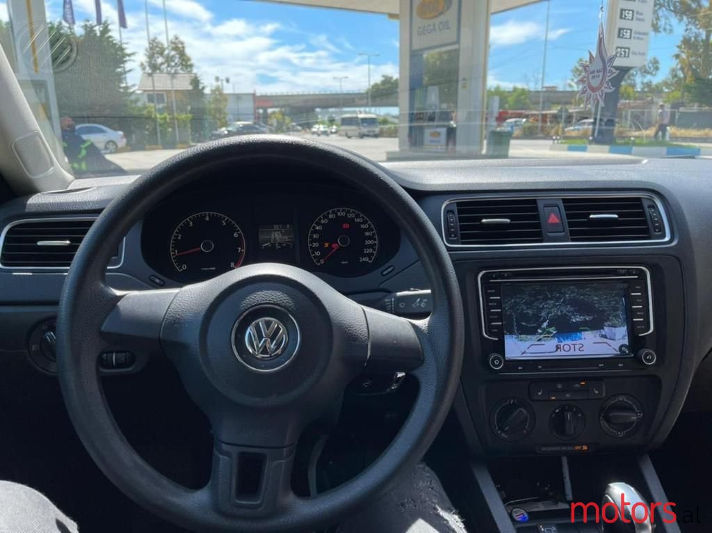 2011' Volkswagen Jetta photo #2