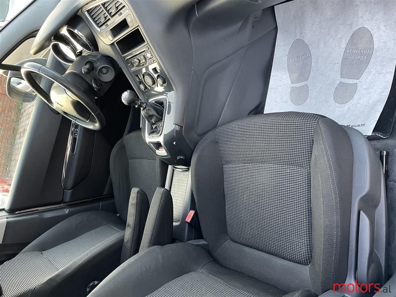 2010' Peugeot 5008 photo #2