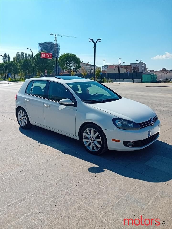 2011' Volkswagen Golf photo #1