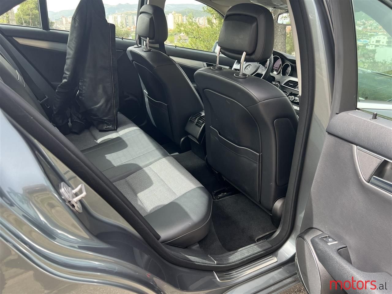 2011' Mercedes-Benz C 220 photo #4