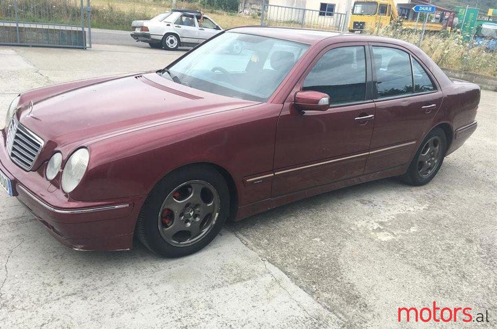 2001' Mercedes-Benz E 220 photo #1