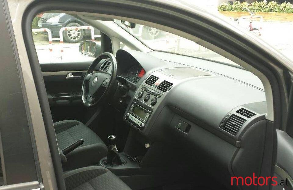 2007' Volkswagen Touran photo #2