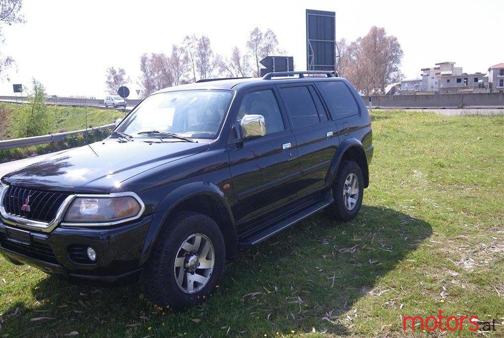 2001' Mitsubishi Pajero photo #2