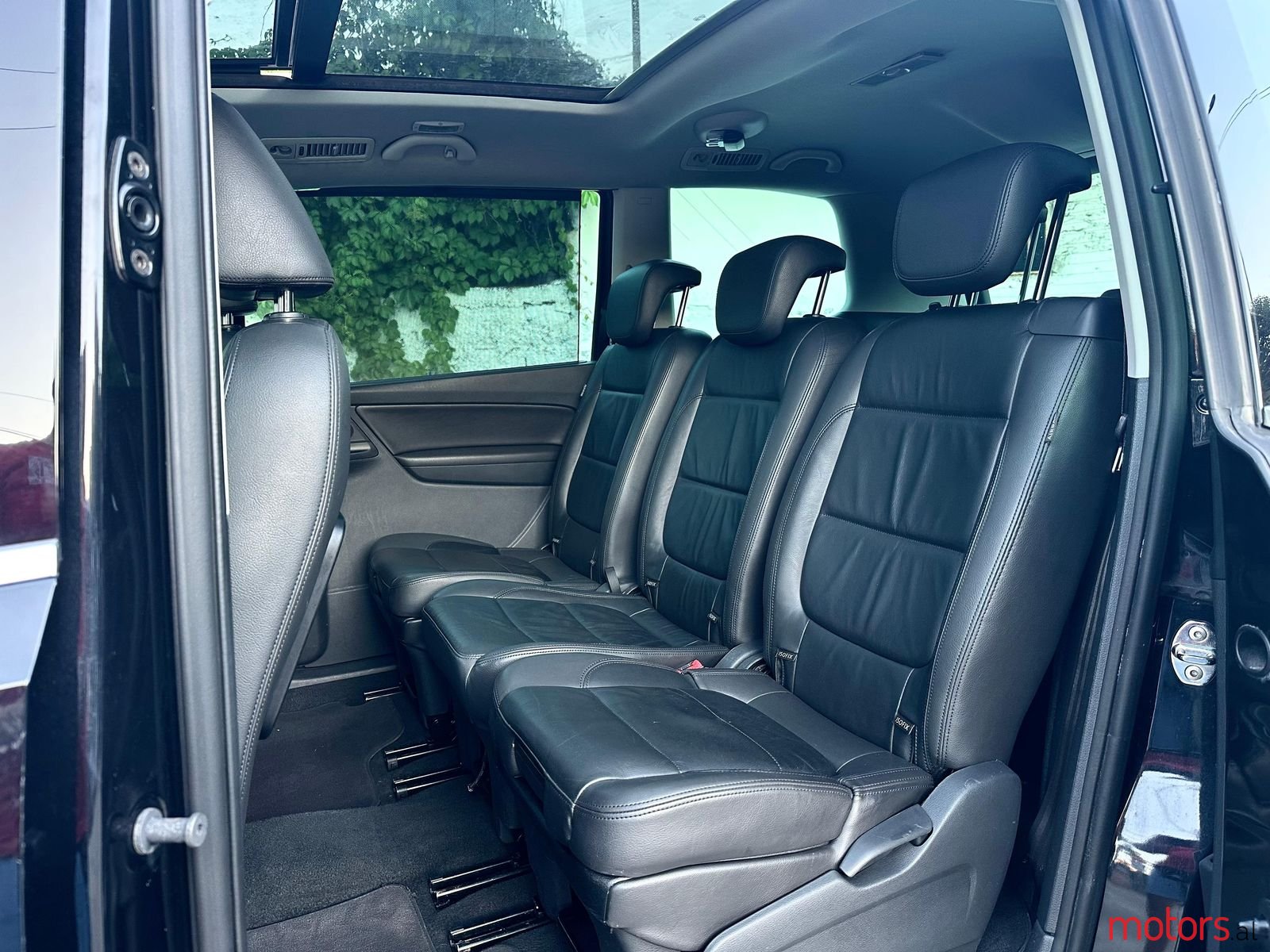 2011' Volkswagen Sharan photo #2
