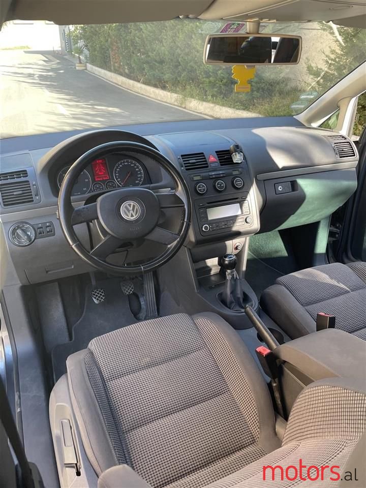 2006' Volkswagen Touran photo #1