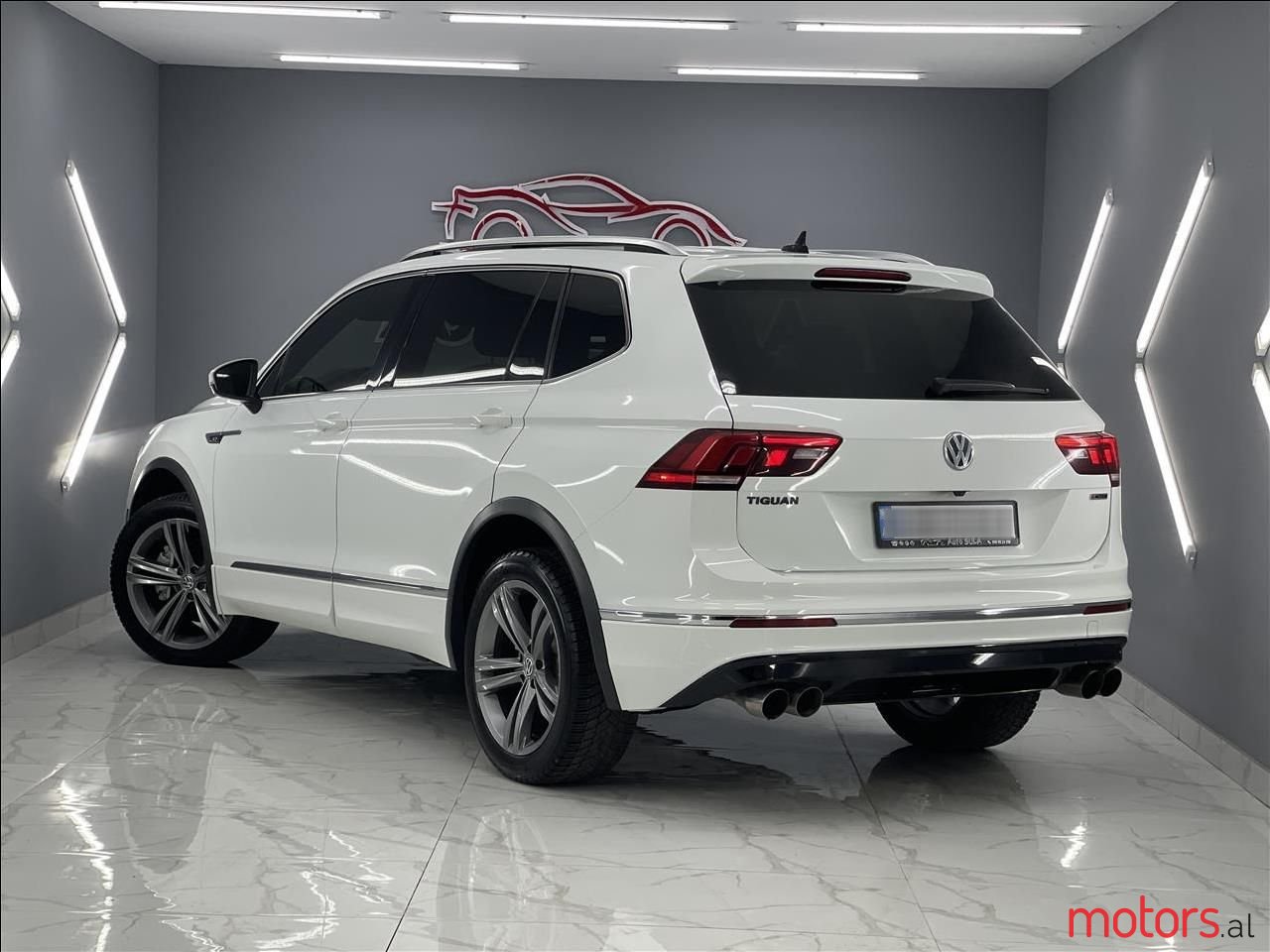 2019' Volkswagen Tiguan photo #2