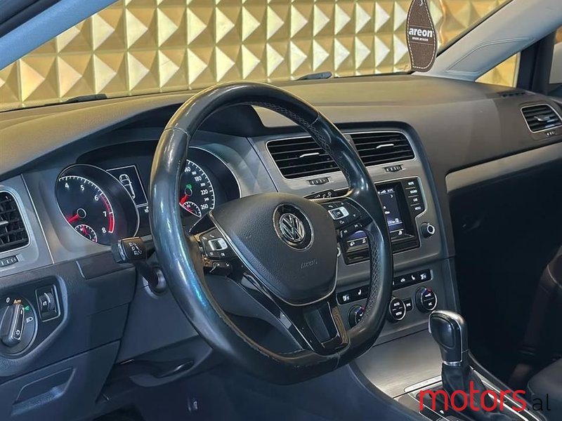 2016' Volkswagen Golf photo #2