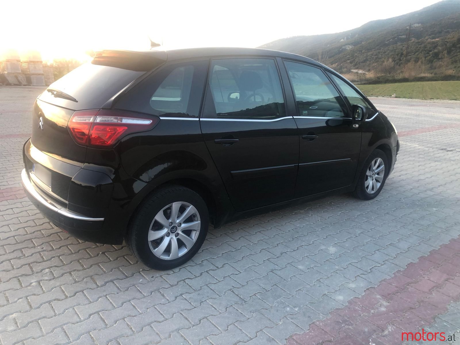 2011' Citroen C4 photo #1