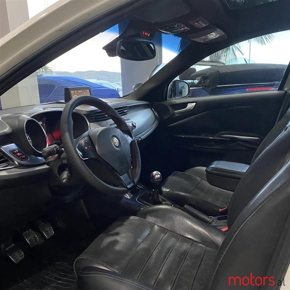 2010' Alfa Romeo Giulietta photo #6