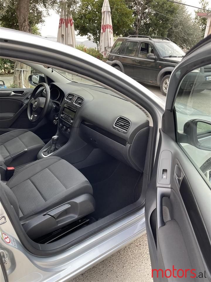 2011' Volkswagen Golf photo #4