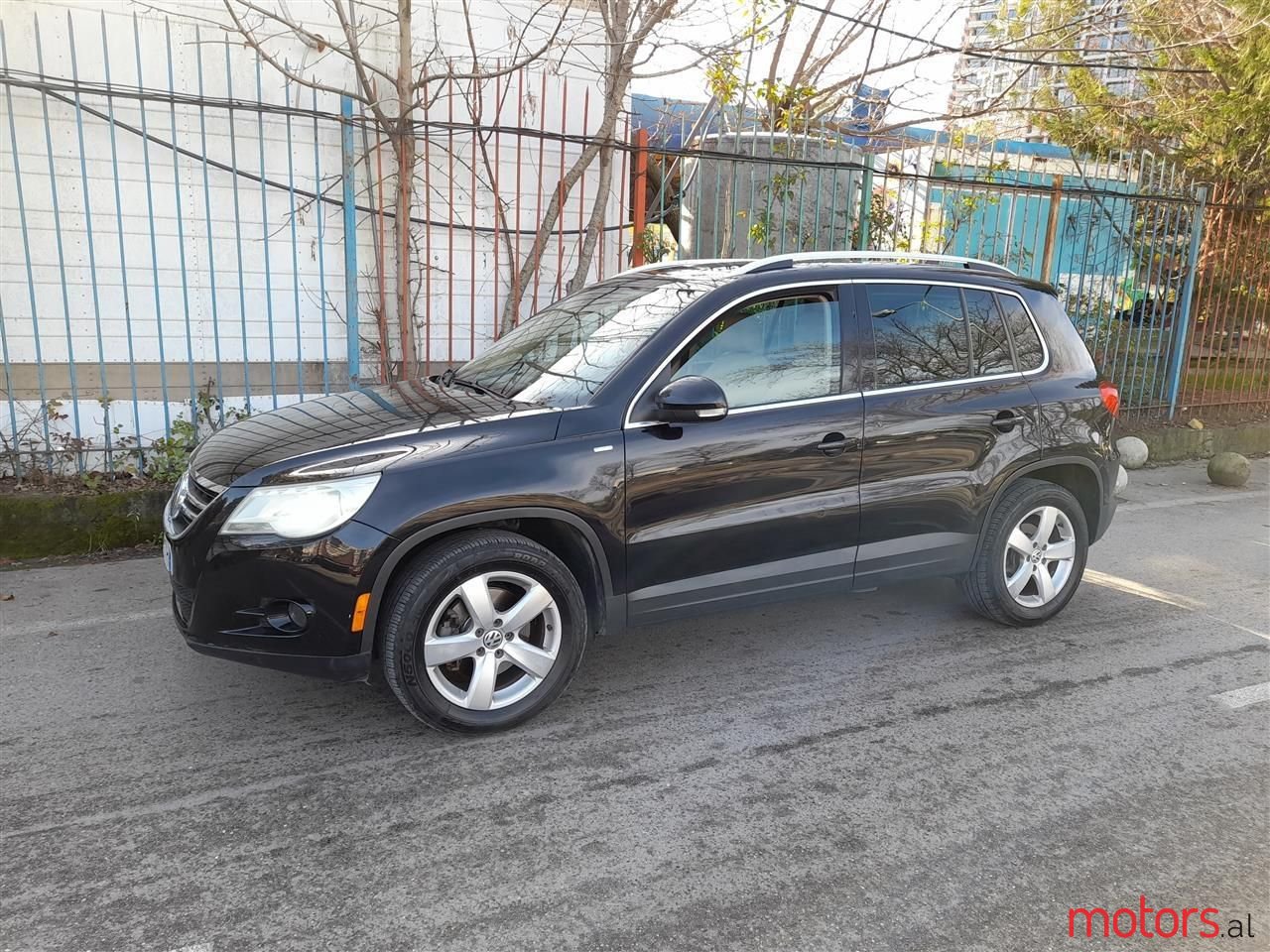 2011' Volkswagen Tiguan photo #2