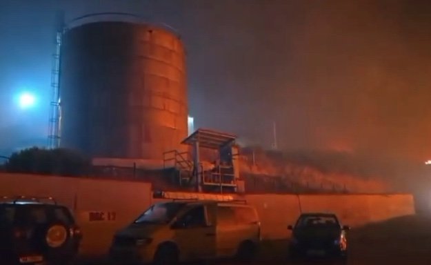 Rrezik për një shpërthim katastrofik! Zjarri në Delvinë, flakët i afrohen depozitës së karburantit