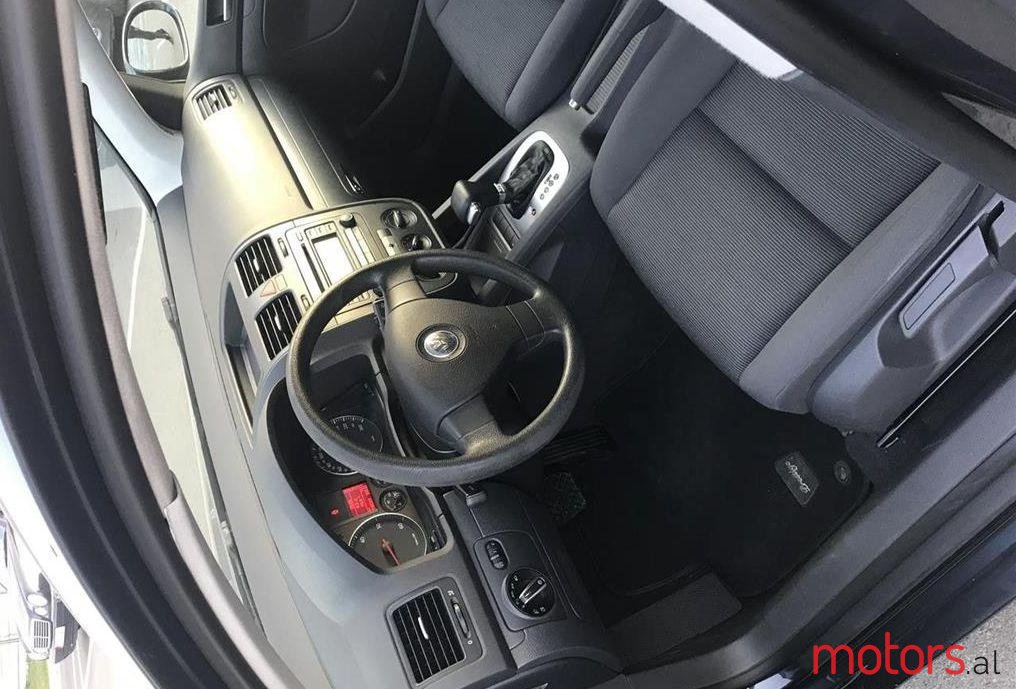 2006' Volkswagen Golf photo #2