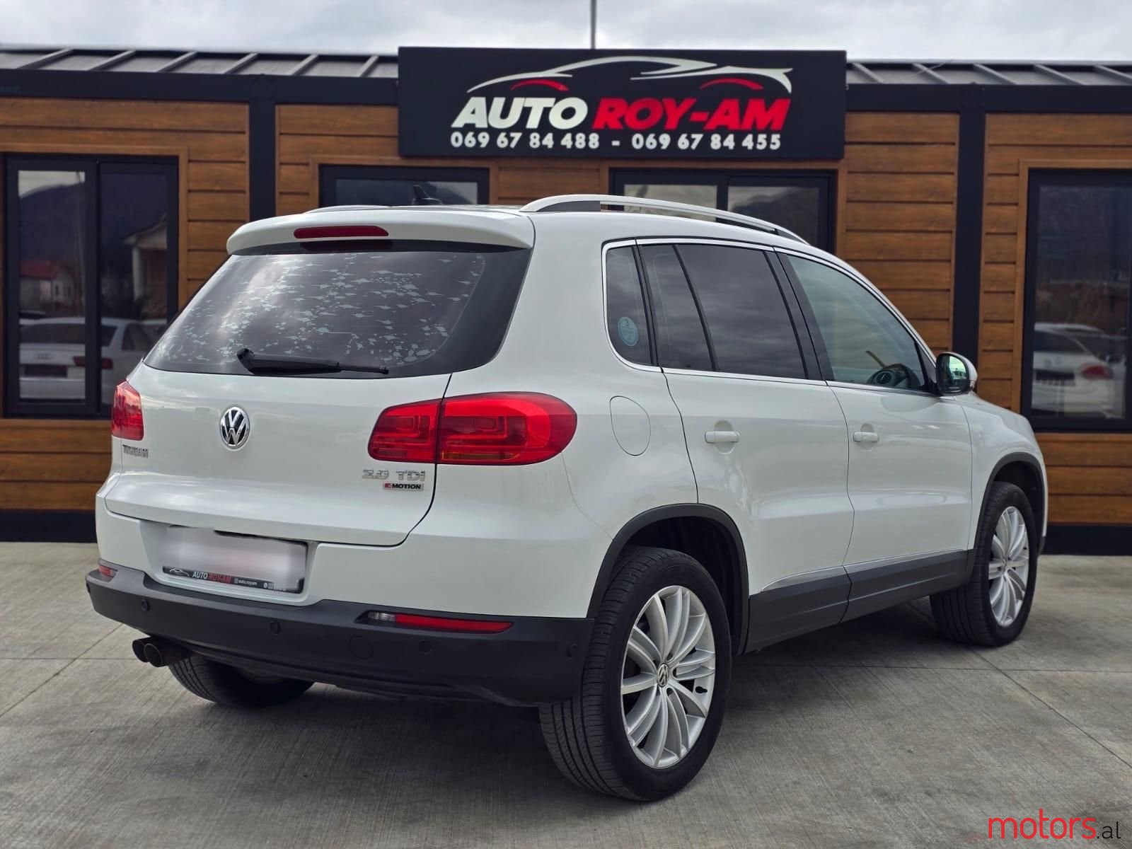 2015' Volkswagen Tiguan photo #4