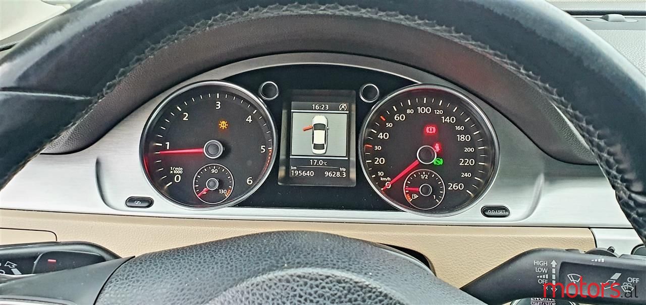 2011' Volkswagen Passat photo #2