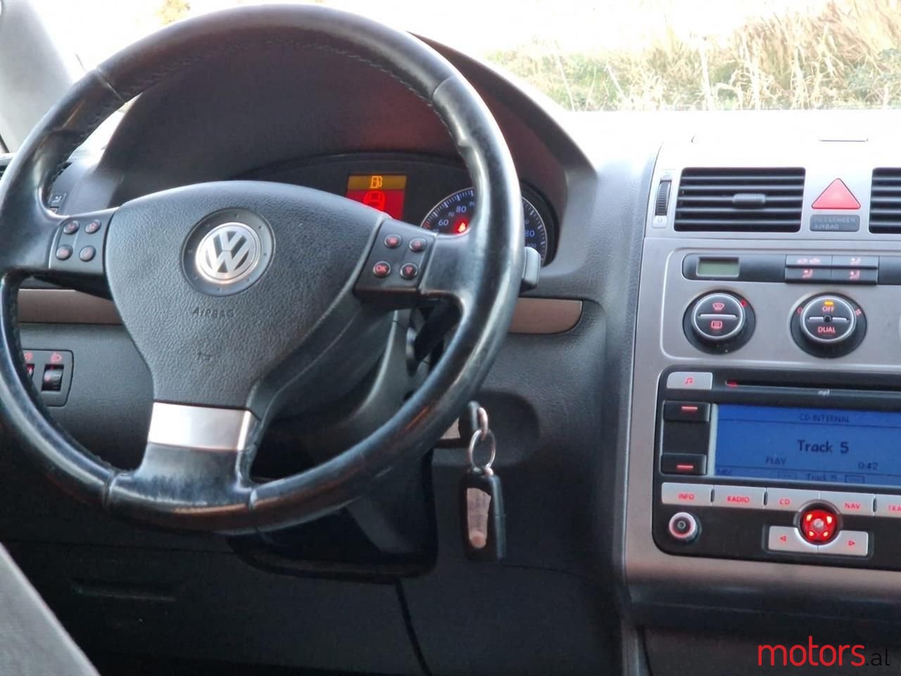 2008' Volkswagen Touran photo #5