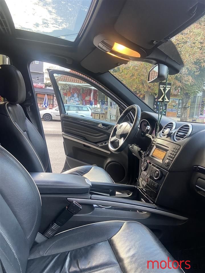 2011' Mercedes-Benz 350 photo #2