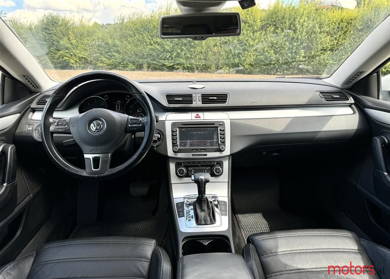 2010' Volkswagen Passat photo #2