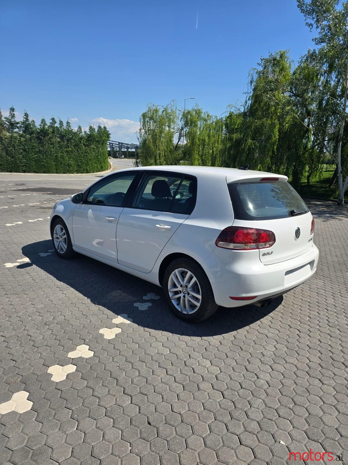 2010' Volkswagen Golf photo #3