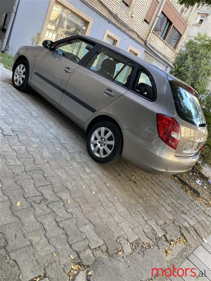 2011' Skoda Fabia photo #2