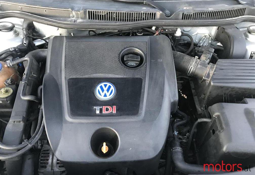 2002' Volkswagen Golf photo #3