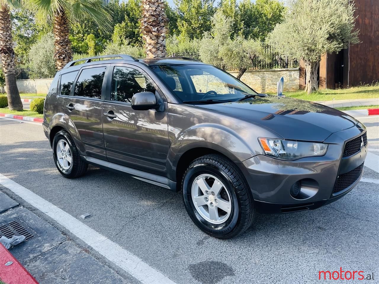 2010' Mitsubishi Outlander photo #2